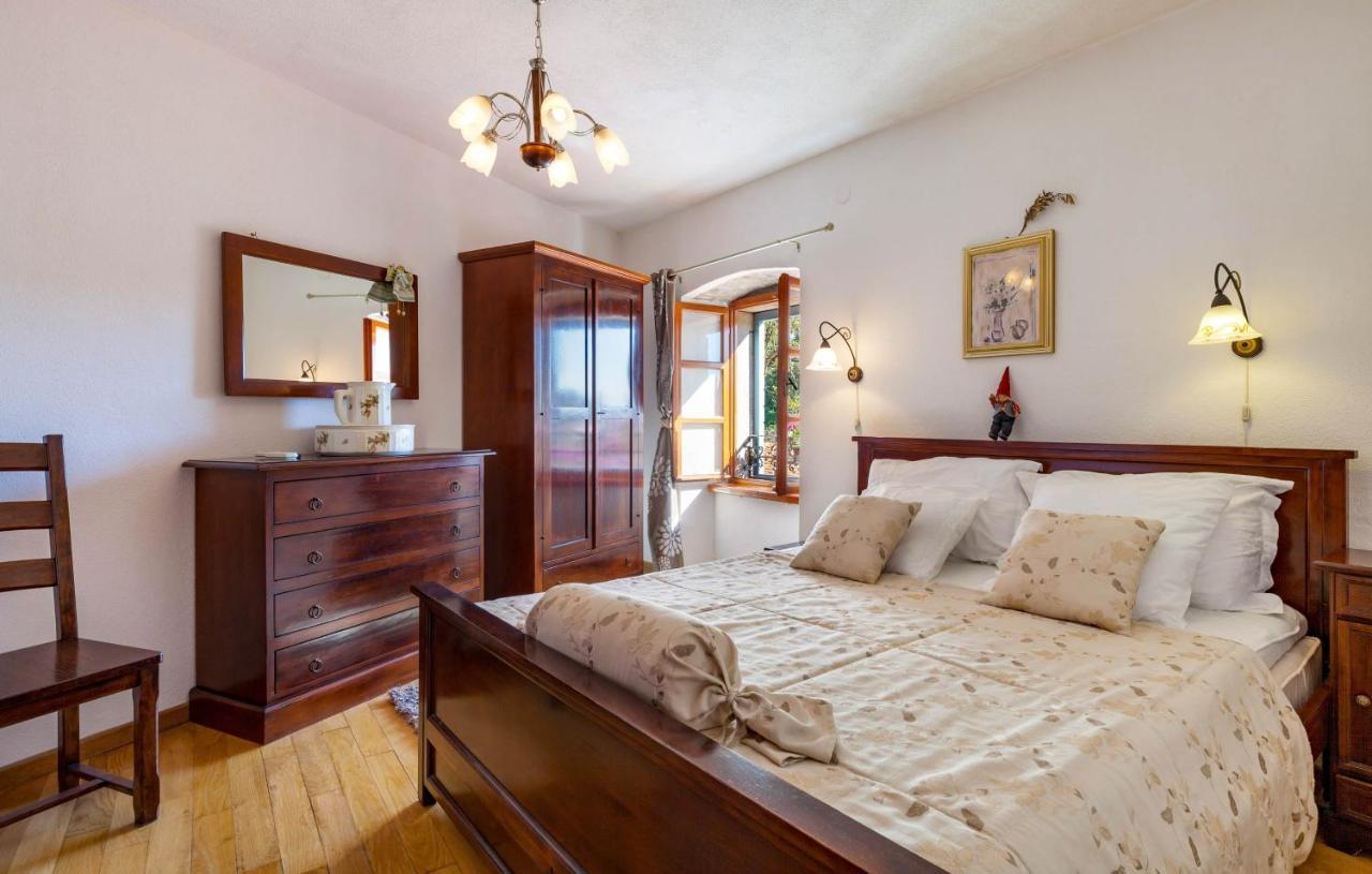 Villa Vicina Heritage Villa For 9,Milna - Close To Restaurants And Shops Eksteriør billede